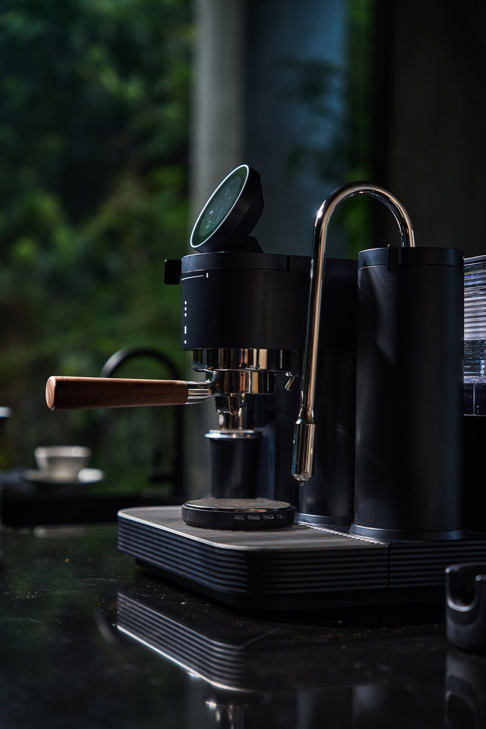 Espresso machine with grinder: convenience without losing control