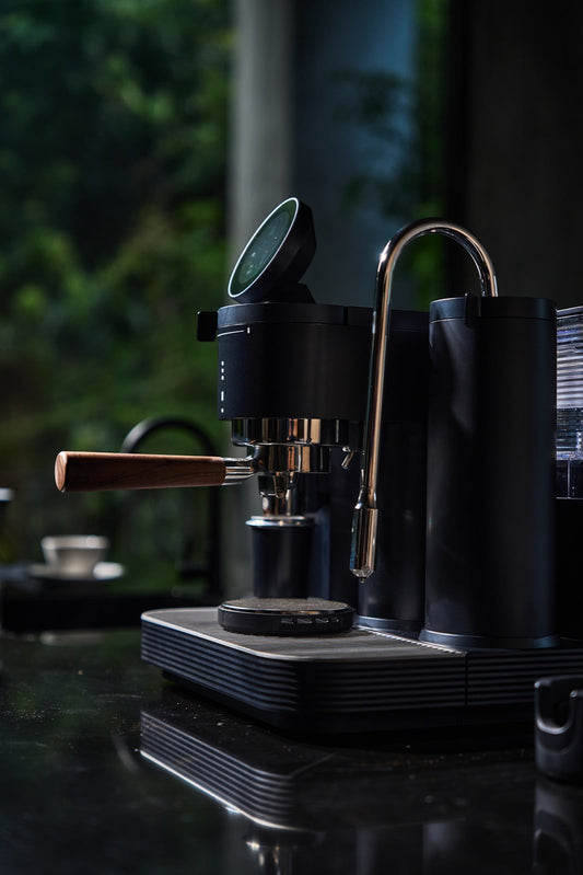 Espresso machine with grinder: convenience without losing control