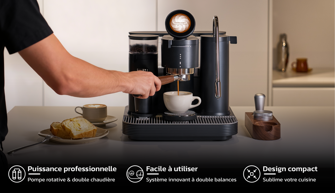 Machine expresso manuelle Meraki avec broyeur intégré, double chaudière et écran tactile.